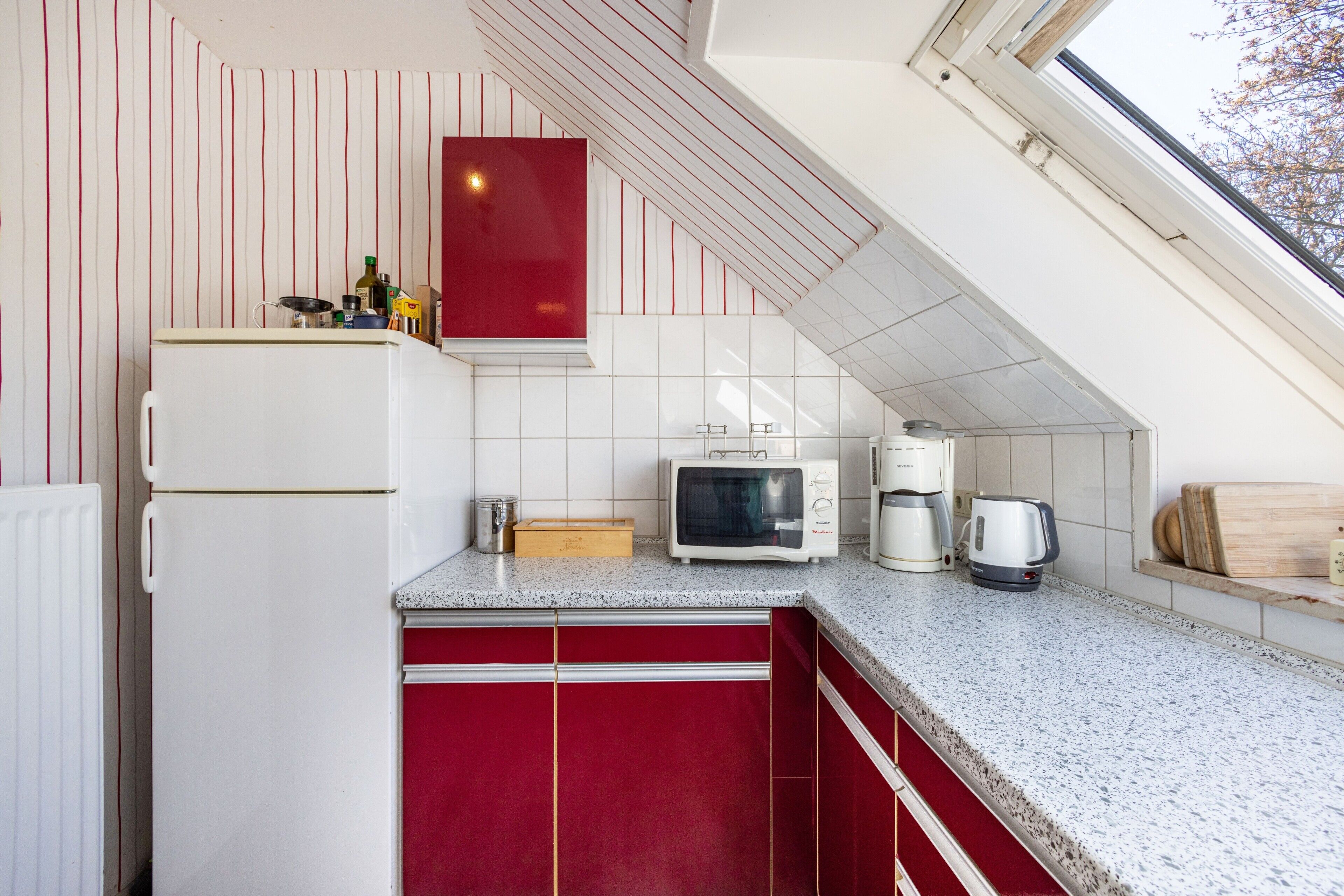 Réfrigérateur, four à micro-ondes, un four, surface de cuisson
