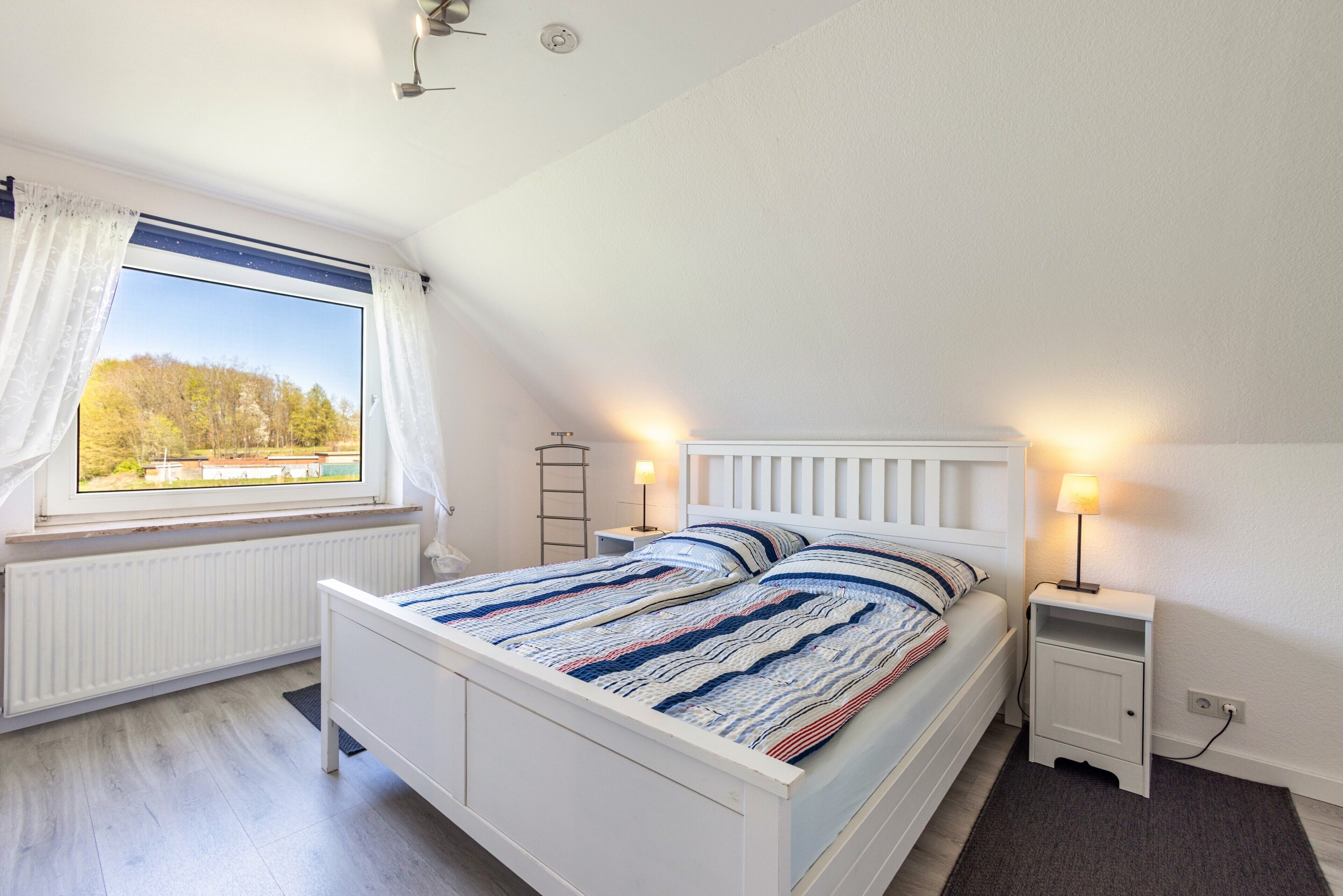 Tabla de planchar con plancha, wifi y ropa de cama 