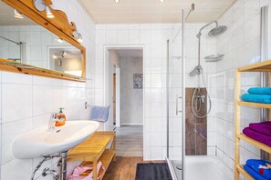 Dusche, Haartrockner, Handtücher