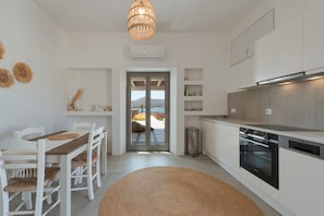 Coffee/tea maker, fridge, microwave, oven - Farous Seaside Sunset Villa II (Antiparos)