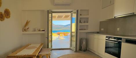 冷蔵庫、電子レンジ、オーブン、コンロ