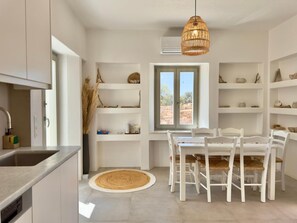 Fridge, microwave, oven, stovetop - Villa 'Farous Seaside Sunset' with Sea View, Wi-Fi and Air Conditioning (Antiparos)