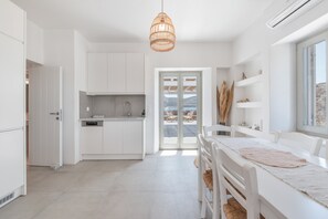 Wasserkocher mit Kaffee-/Teezubehör, Kühlschrank, Mikrowelle, Ofen