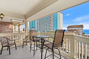 Outdoor dining - Walk to Boardwalk + SkyWheel | Central Location (Myrtle Beach)