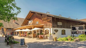 Un bâtiment rustique en bois, sur lequel est apposée une enseigne indiquant qu’il s’agit d’un restaurant.