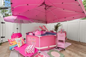 Children's area - Pink Mini Unit With Pool in Philly (Philadelphia)