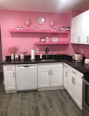 Private kitchen - Pink Mini Unit With Pool in Philly (Philadelphia)