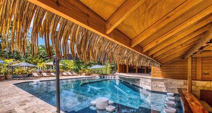 Piña, 2 bed, 2 bath, poolside, 5 min walk to surf at TropicalArts Bocas