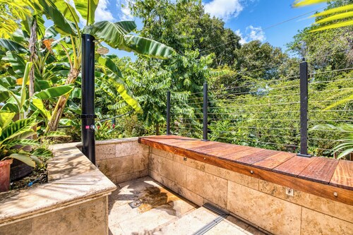 Piña, 2 bed, 2 bath, poolside, 5 min walk to surf at TropicalArts Bocas