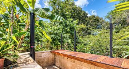 Piña, 2 bed, 2 bath, poolside, 5 min walk to surf at TropicalArts Bocas