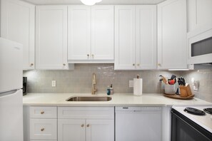 Fridge, microwave, oven, stovetop - 2 Bedroom Townhouse less than 1/2 mile to beach! (St Simons Island)