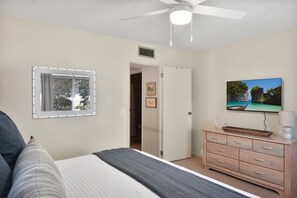 2 bedrooms, iron/ironing board, free WiFi, bed sheets - 2 Bedroom Townhouse less than 1/2 mile to beach! (St Simons Island)