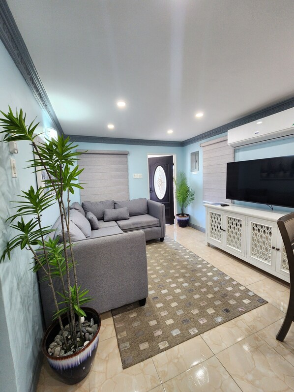 House | Living area | 40-inch Smart TV with digital channels, Netflix, streaming services - Norwick Bliss (Montego Bay)