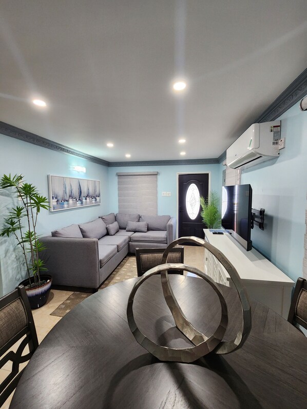 Casa | Área de sala de estar | Smart TV de 40 pulgadas con canales digitales y Netflix 