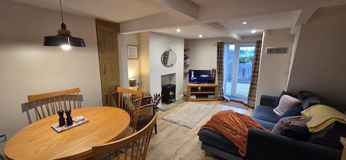 2 Bed - Work - Holiday - Pets Welcome - Parking