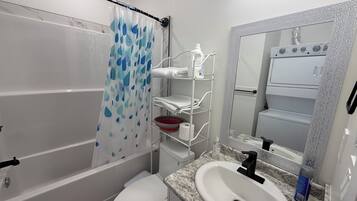 SĂšche-cheveux, serviettes fournies, savon, papier toilette