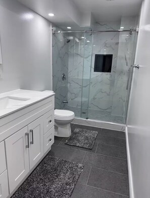 Shower, hair dryer, towels, soap - Bright, cozy private Lower Level unit with a separate entrance. (Thorold)