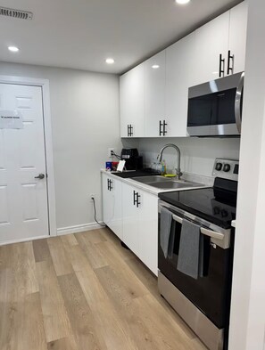 Fridge, microwave, oven, stovetop - Bright, cozy private Lower Level unit with a separate entrance. (Thorold)