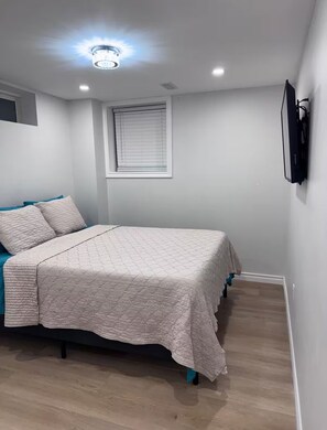 Iron/ironing board, free WiFi, bed sheets - Bright, cozy private Lower Level unit with a separate entrance. (Thorold)