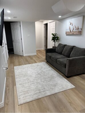 Interior - Bright, cozy private Lower Level unit with a separate entrance. (Thorold)
