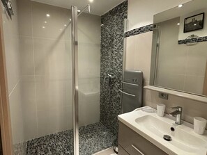 Shower, hair dryer, towels, soap - 100 m from Croisette beaches, Palais des Festivals, 2 rooms Ideal congrès (Cannes)