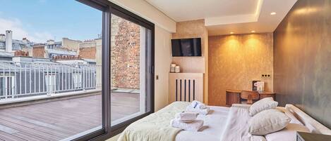 Desk, iron/ironing board, WiFi, bed sheets