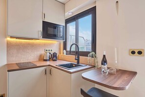 Kühlschrank, Mikrowelle, Wasserkocher mit Kaffee-/Teezubehör