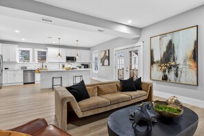 Living area - Enjoyable 3-bedroom condo with AC in vibrant Boston (Boston)