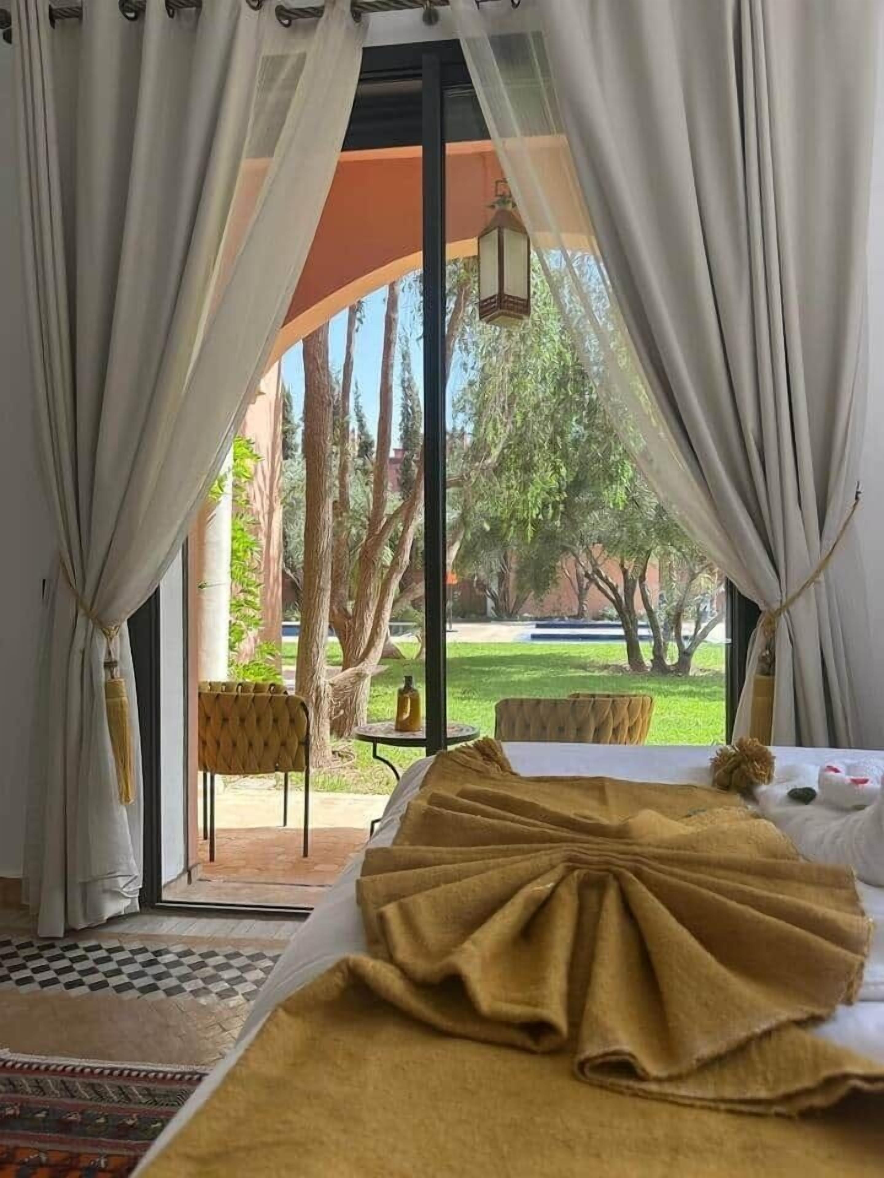 5 عدّة غرف نوم ومكواة/لوح كي وواي فاي وملاءات أسرّة