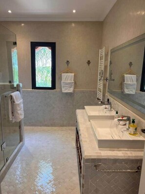Dusche, Haartrockner, Handtücher, Seife