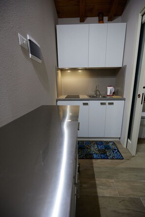 Een koelkast, een oven, een koffiezetapparaat/waterkoker, een waterkoker