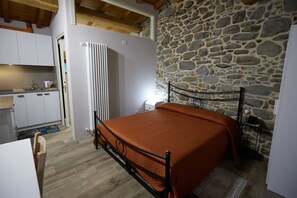 1 slaapkamer, een strijkplank/strijkijzer, internet, beddengoed