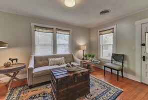 TV - Mistletoe Street I 3 min walk to Main St I Fenced Yard I Historic Home (Fredericksburg)