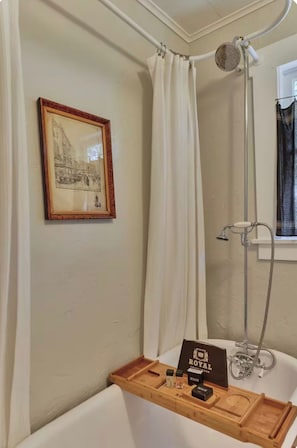 Hair dryer, towels, soap, toilet paper - Mistletoe Street I 3 min walk to Main St I Fenced Yard I Historic Home (Fredericksburg)