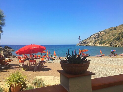 Four-room apartment 3 bedrooms, 2 bathrooms and sea view terrace