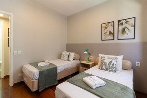A hotel room with two single beds, a nightstand with a lamp, and a wall-mounted artwork. - Near Rodrigo de Freitas Lagoon Pc308 (Rio de Janeiro)