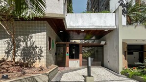A courtyard with a tiled floor, a concrete planter, and a metal sign. - Near Rodrigo de Freitas Lagoon Pc308 (Rio de Janeiro)