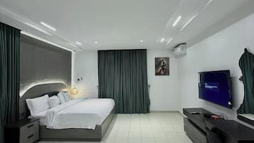 Escritorio, espacio para trabajar con laptop y cortinas blackout