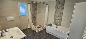 Ducha, secador de pelo, papel higiénico