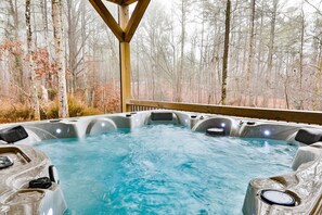 Outdoor spa tub - The Cypress Lodge in Ellijay (Ellijay)
