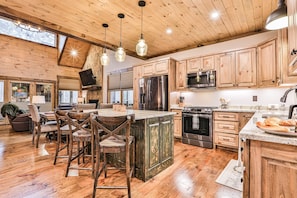 Fridge, microwave, oven, coffee/tea maker - The Cypress Lodge in Ellijay (Ellijay)