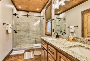 Hair dryer, towels, soap, shampoo - The Cypress Lodge in Ellijay (Ellijay)
