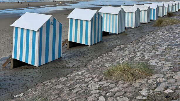 A row of beach huts with a clear view of the beach and ocean in the background. - In the heart of Hardelot, 2 minutes' walk from the beach. Renovated 5-person apartment (Neufchâtel-Hardelot)