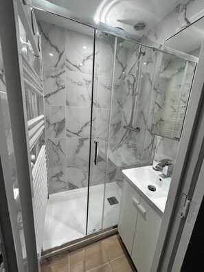 Shower, hair dryer, toilet paper - In the heart of Hardelot, 2 minutes' walk from the beach. Renovated 5-person apartment (Neufchâtel-Hardelot)