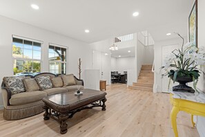 TV - Luxury Designer 6BR Estate - Pool & 3-Car Garage (Rancho Cucamonga)