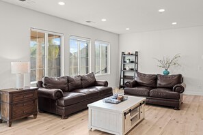 TV - Luxury Designer 6BR Estate - Pool & 3-Car Garage (Rancho Cucamonga)