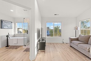 6 bedrooms, iron/ironing board, WiFi, bed sheets - Luxury Designer 6BR Estate - Pool & 3-Car Garage (Rancho Cucamonga)