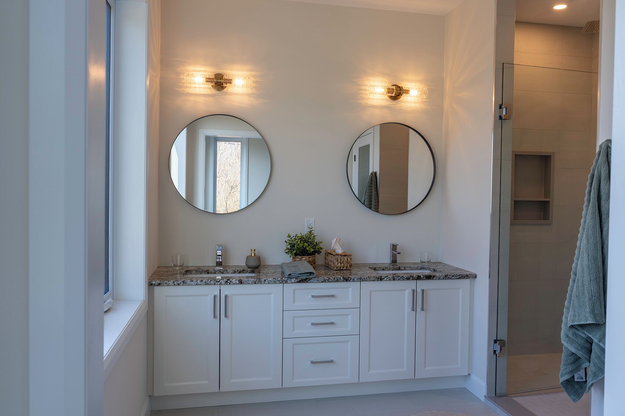 Douche, serviettes fournies, savon, shampoing