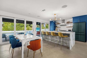 Fridge, microwave, oven, stovetop - Uptown Palm Springs 4BR Casita with Pool & Hot Tub (Palm Springs)