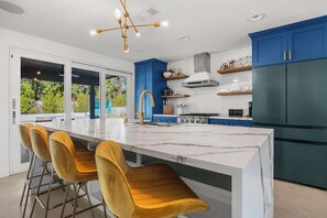 Fridge, microwave, oven, stovetop - Uptown Palm Springs 4BR Casita with Pool & Hot Tub (Palm Springs)
